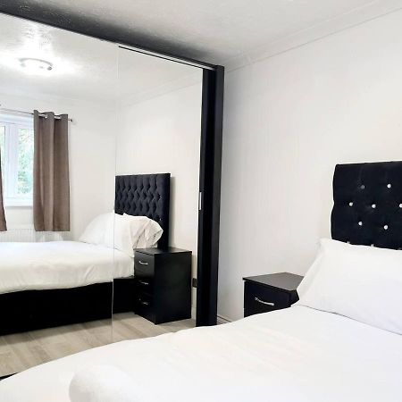 Modern & Spacious - Walk To London Excel- Parking Luaran gambar