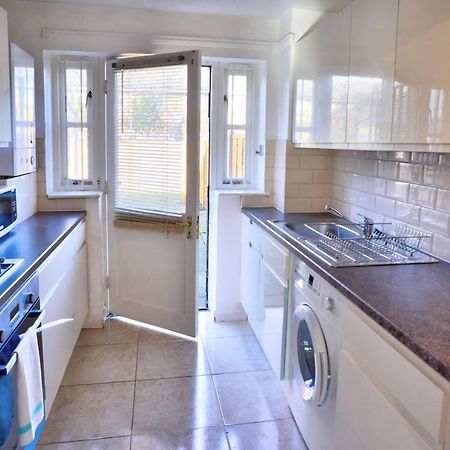Modern & Spacious - Walk To London Excel- Parking Luaran gambar