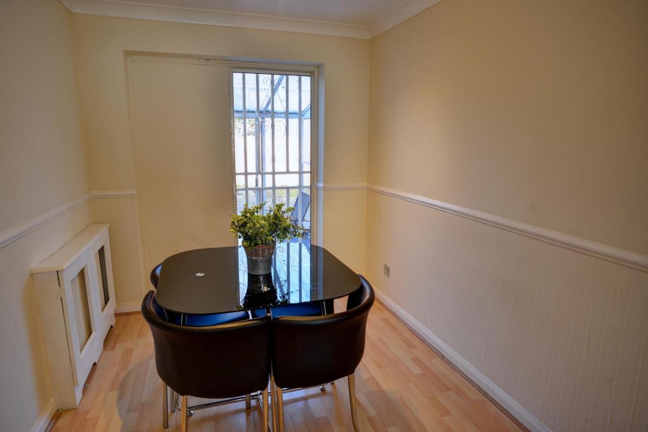 Modern & Spacious - Walk To London Excel- Parking Luaran gambar