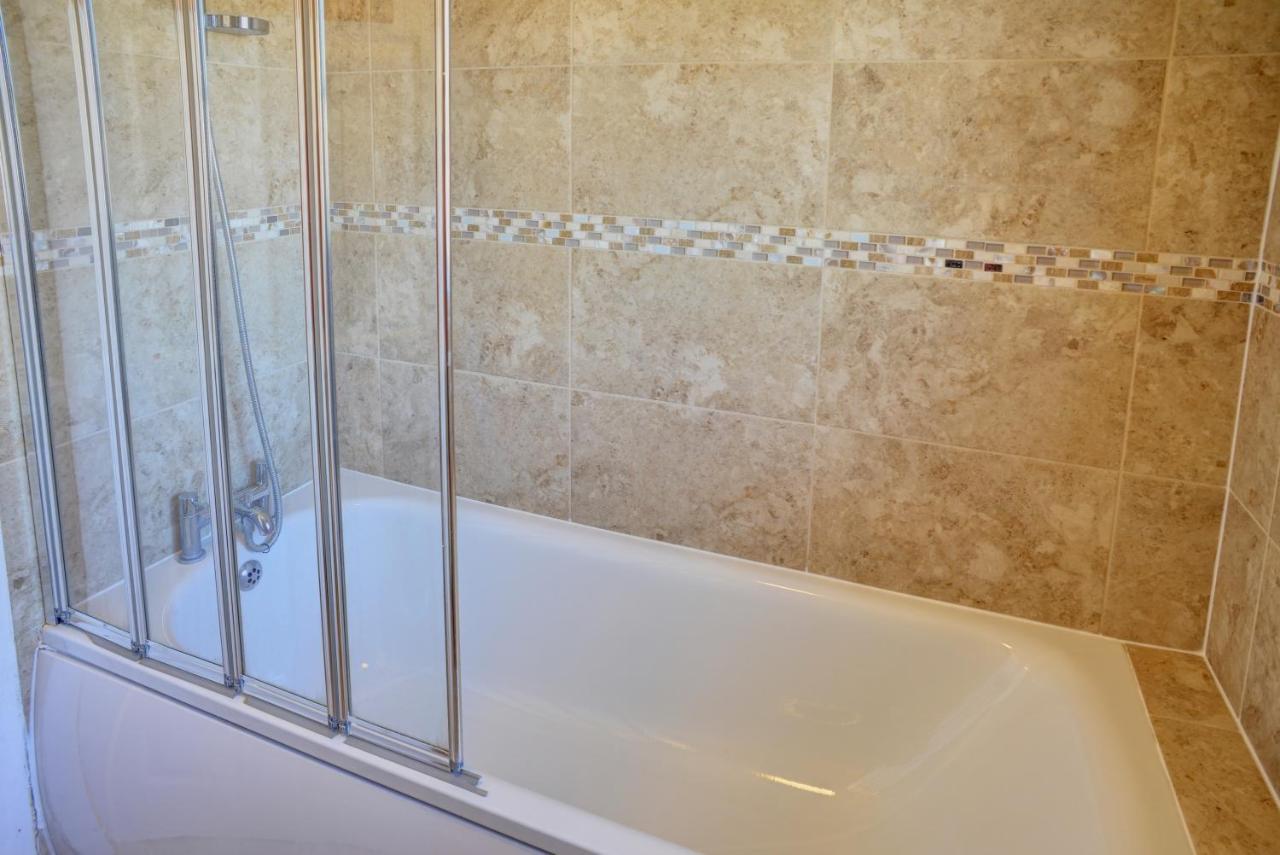 Modern & Spacious - Walk To London Excel- Parking Luaran gambar
