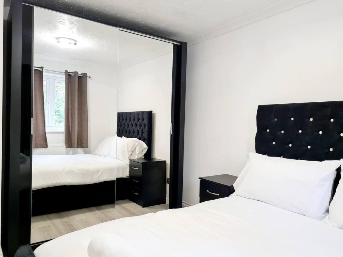 Modern & Spacious - Walk To London Excel- Parking Luaran gambar