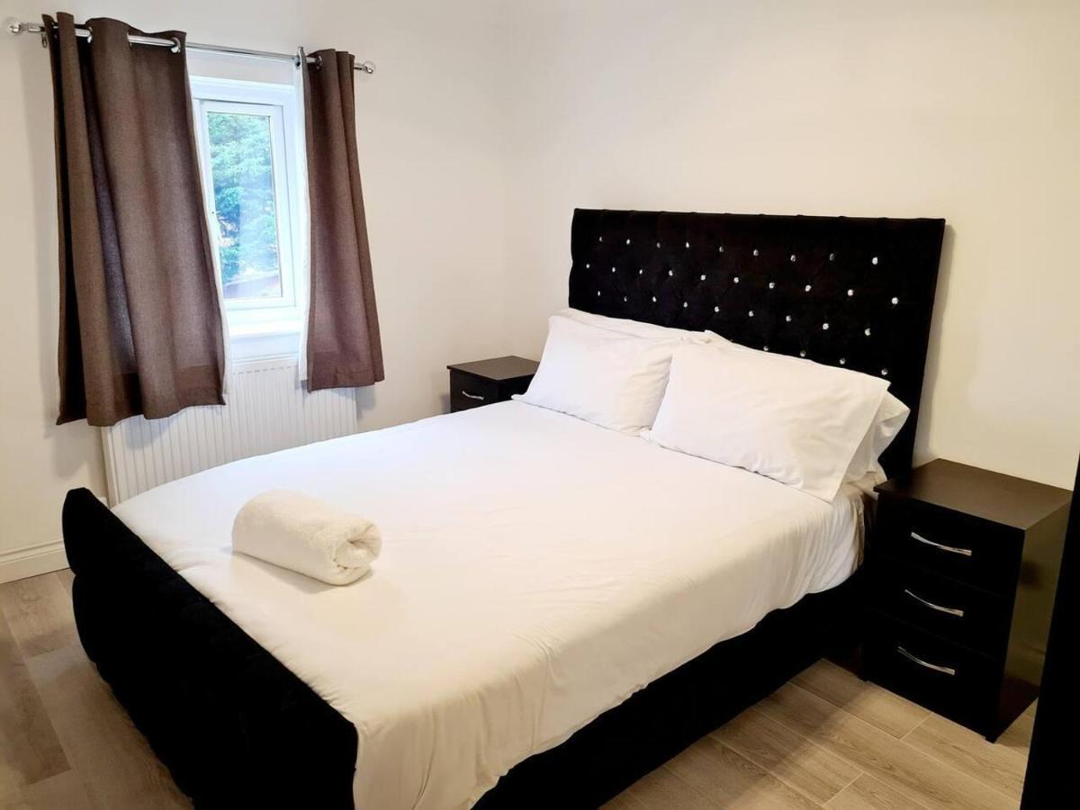 Modern & Spacious - Walk To London Excel- Parking Luaran gambar