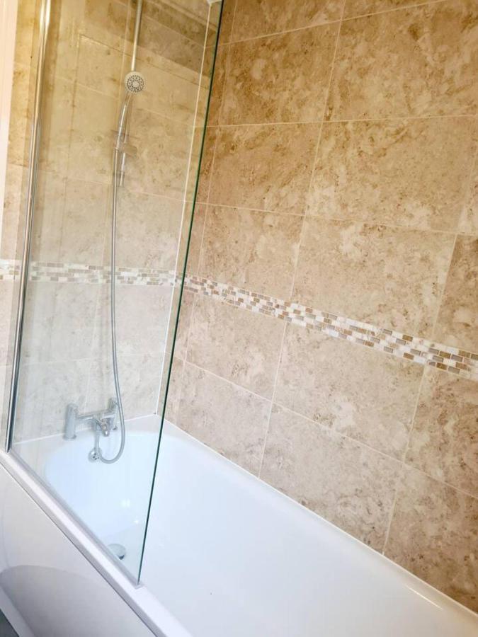 Modern & Spacious - Walk To London Excel- Parking Luaran gambar