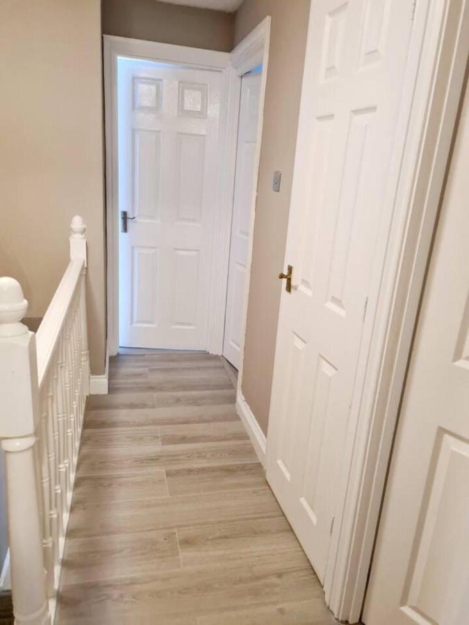Modern & Spacious - Walk To London Excel- Parking Luaran gambar