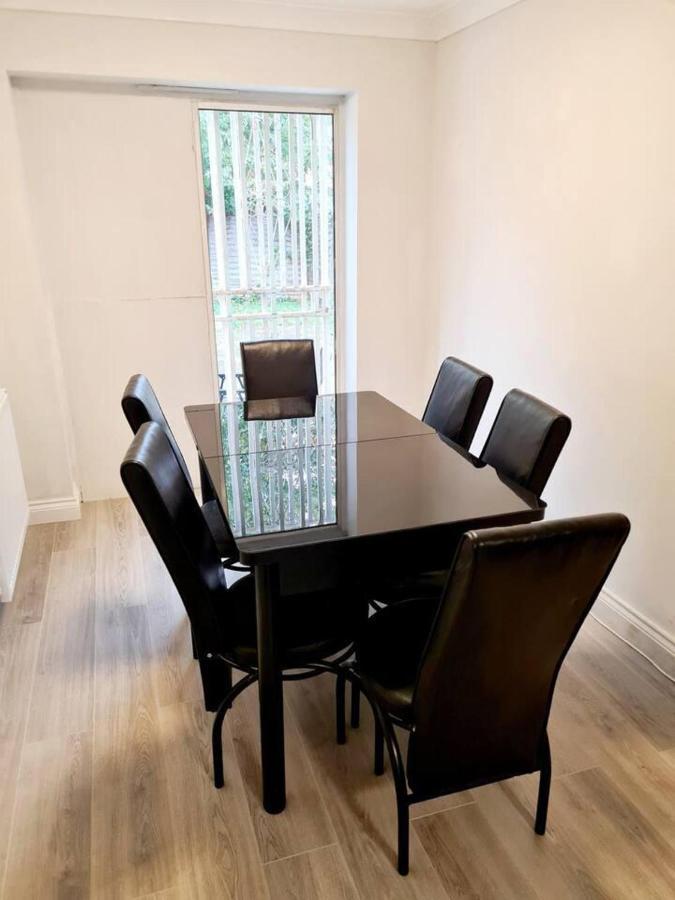 Modern & Spacious - Walk To London Excel- Parking Luaran gambar