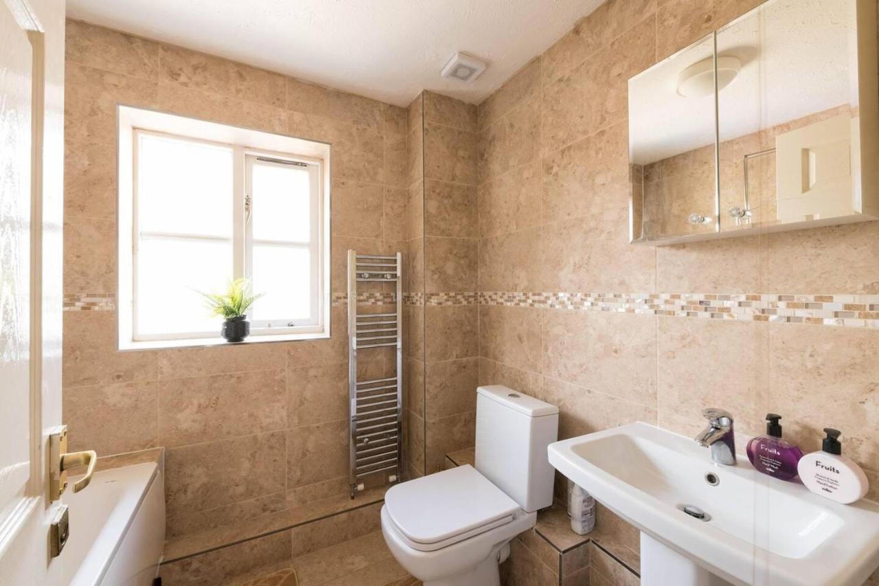 Modern & Spacious - Walk To London Excel- Parking Luaran gambar