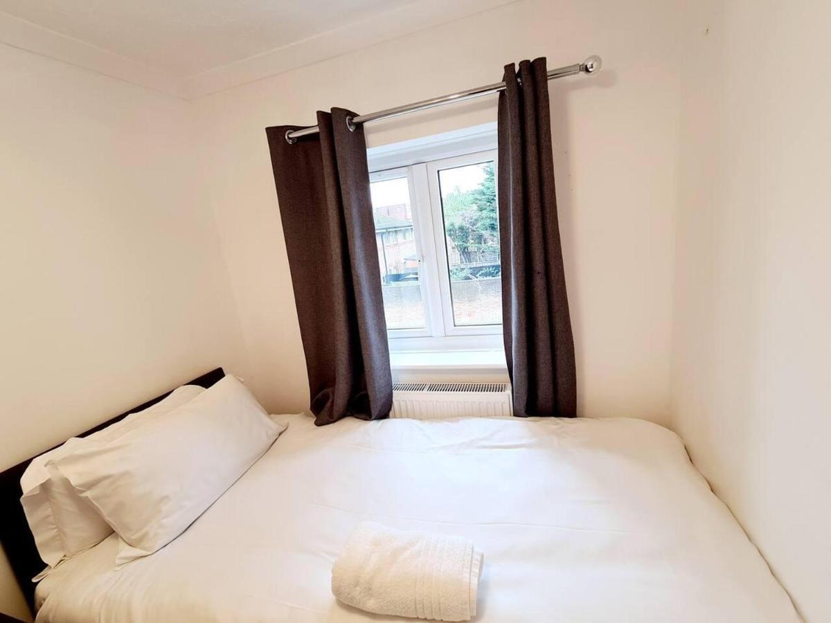 Modern & Spacious - Walk To London Excel- Parking Luaran gambar