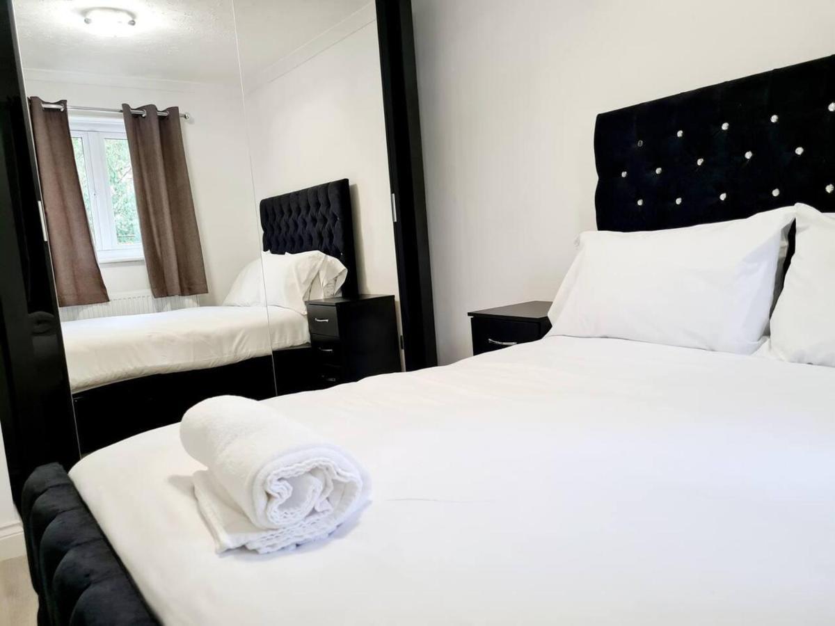 Modern & Spacious - Walk To London Excel- Parking Luaran gambar